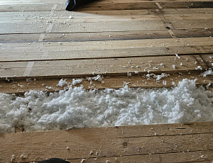 Zateplení stropu rodinného domu pomocí foukané izolace